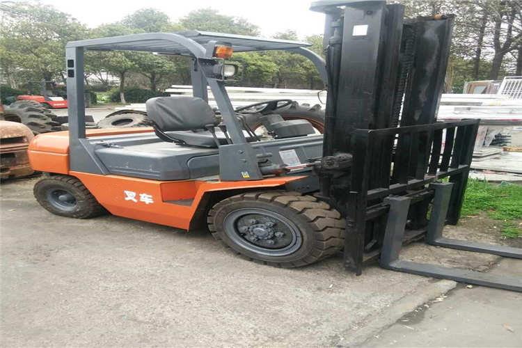 當(dāng)叉架上荷載過重會(huì)引起車尾翹起，此時(shí)讓人員站在濟(jì)寧合力叉車一端利用體重充當(dāng)平衡配重，結(jié)果在提升貨品時(shí)車尾突然上翹致使人員跌傷